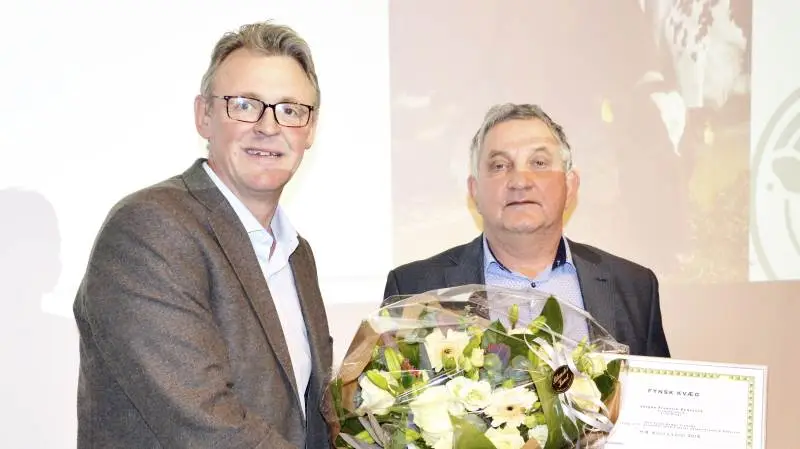 Jørgen Pedersen fik overrakt H.B. Kochs Legat ved årsmødet for Fynsk Kvæg af formanden Lars Iversen. Foto: Camilla Bønløkke