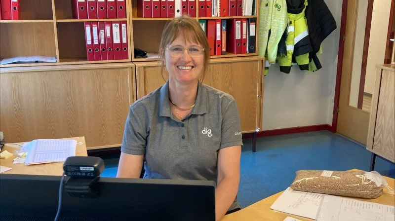Lotte Neerup-Frederiksen møder i høstperioden ind ved 6.30-tiden for »lige at lande« og få ro til at arbejde, inden telefonerne begynder at ringe.