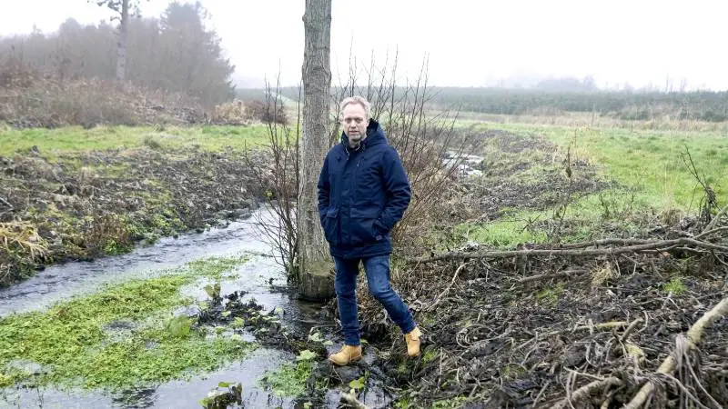 I forbindelse med den kommende revidering af kommunens vandløbsregulativ konstaterede vandløbskonsulent Jannik Seslef, at der i høj grad er mangel på databaseret viden om, hvordan grødeskæring påvirker vandføringsevnen og den økologiske tilstand i små vandløb. Det har ført til det storstilede forsøgsprojekt, som nu startes op i Assens Kommune.