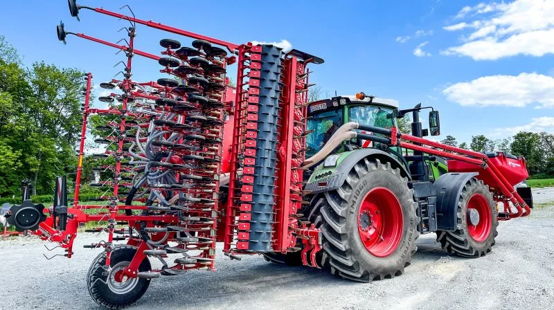 Kverneland lancerer nye Rotago F-rotorharver i en basis- eller Isobus-version. Begge versioner tilbyder nivelleringsstang og justering af arbejdsdybden på farten.