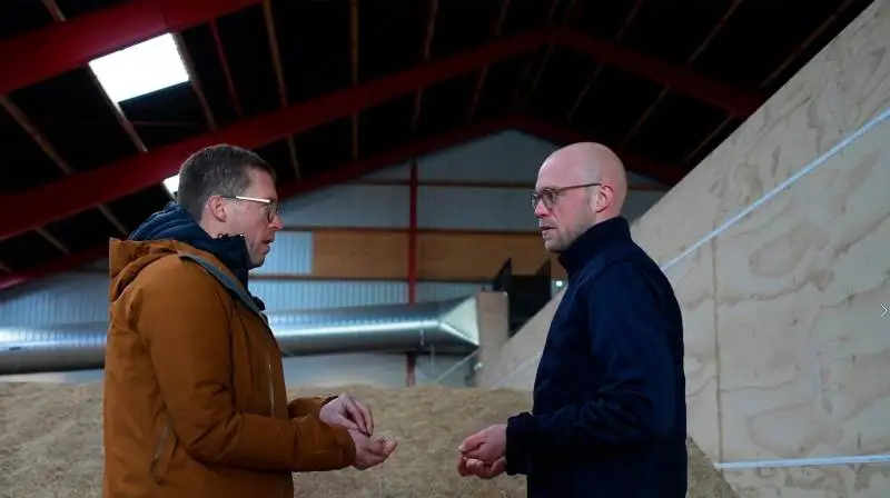 Fra venstre: Produktspecialist for økologi i Danish Agro, Allan Hartman Hansen og Driftsleder på Kroghsminde, Andreas Krogh. Foto: Danish Agro