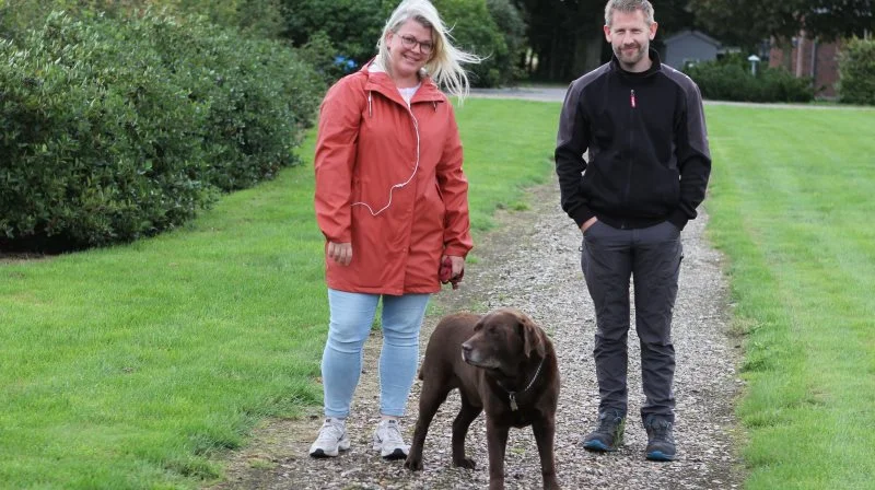 Kristoffer Halds polte behøver mere energi og protein, end normen siger. Han ses her med sin hustru Christina Serup Hove, der sidder i byrådet for Venstre i Lemvig. Parret bød indenfor på deres ejendom på en regnfuld augustdag, hvor det var deres labrador, som var mest tilfreds med dagens våde vejr. Foto: Anne Wolfenberg