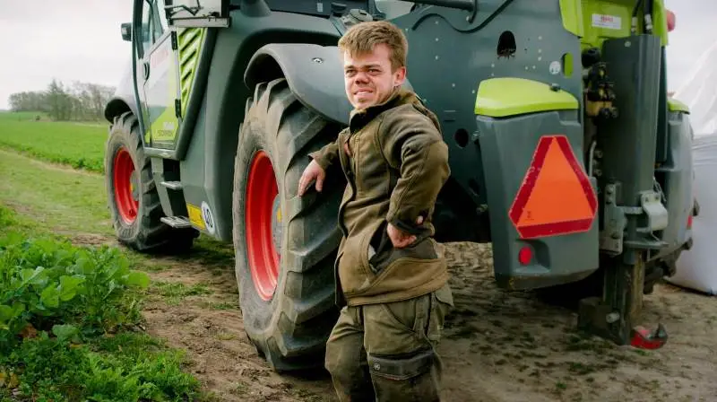 Magnus Jacobsens dværgvækst betyder blandt andet, at han er hjulbenet, og at særligt hans knæ og hofter er ekstra belastede. Foto: TV 2