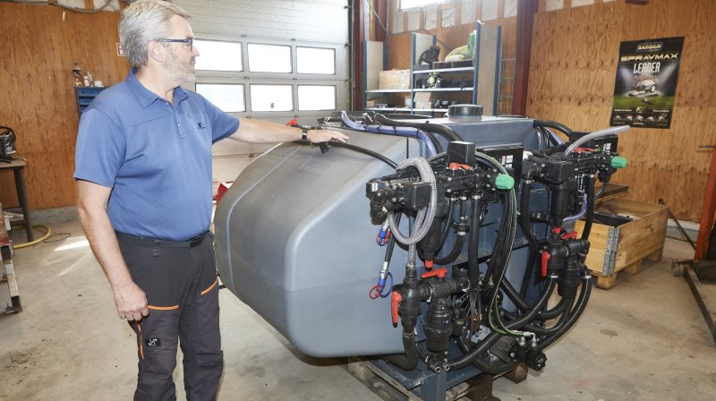 Brdr. Toft - Sprøjtespecialisten har egenproduktion af fronttankløsninger, herunder todelte tanke, som denne. - Dermed kan udbringes to midler samtidig, for eksempel til sprøjtning i rækken og mellem rækkerne i samme arbejdsgang, påpeger sprøjtespecialist Finn Søndergaard. Fotos: Erik Hansen
