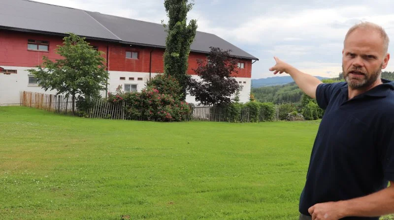 Harald Gropens gård ligger heldigvis lidt oppe ad fjeldsiden med vid udsigt over Norges største sø, Mjøsa.
- Søen er nu fire meter over normalt vandniveau, og det påvirker store landbrugsområder, fortæller han. Fotos: Jørgen P. Jensen