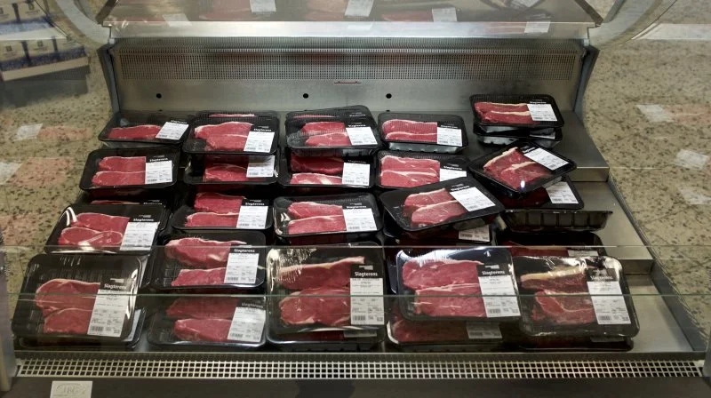 Spørgsmålet er i undersøgelsen formuleret: »Hvor enig eller uenig er du i følgende udsagn? Folketinget bør ændre afgifterne på fødevarer, så de tager hensyn til fødevarers klimaaftryk, således at fx kød bliver dyrere, mens frugt og grønt bliver billigere.« Foto: Colourbox