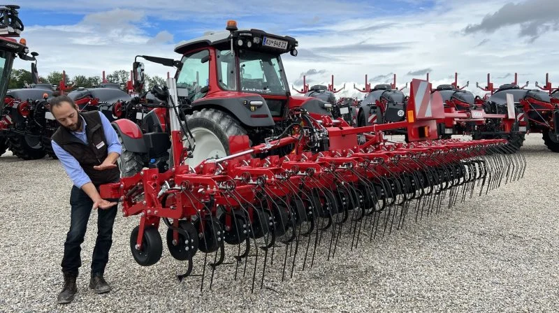 Horsch Transformer VS er radrenseren til de helt små rækkeafstande - 25 og 30 centimeter. Den er opbygget med et dybdestyringshjul for hvert enkelt rense-element og alle rense-elementer sidder på en lige linje. Det sikrer nøjagtigheden sammen med et indbygget hydraulisk sideskifte. Foto: Kasper Stougård