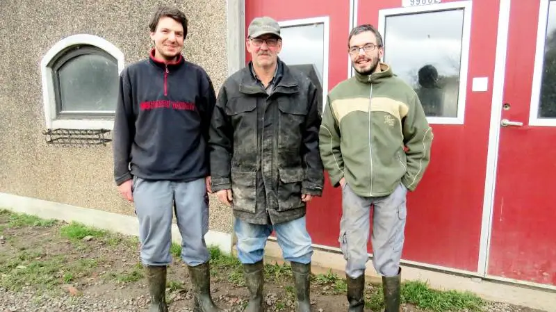 Wim Boere i midten har været mælkeproducent i både Holland, Danmark og Sverige. Her ses han på Björkänga Gård i Sverige sammen med sønnerne Jonathan Boere til venstre og Sebastian Boere til højre.