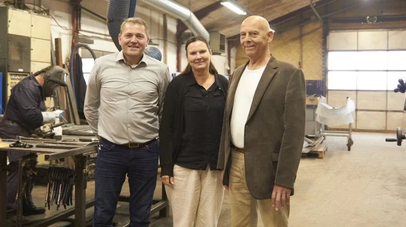 Fremtiden Staldinventar har for et halvt år siden ansat Peter Bech (tv.) som salgschef med fokus på kvæg og gris. Tanken er, at han med tiden skal overtage Kaj Jacobsens andel af virksomheden. Kaj Jacobsen var med til at starte firmaet for over 30 år siden og ejer det i dag sammen med fabrikschef Jeannette Skjødsholm. Fotos: Tenna Bang