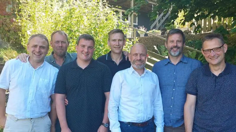 De syv rådgivere og partnere i Boje & Ladekjær var for nyligt samlet hjemme hos Kim Ladekjær i Vejle. Fra venstre: Lars Boje, Kim Ladekjær, Jesper Wind, Jacob Olesen, Per Meinert, Rasmus Lind Pedersen og Gert Berndt. Foto: John Ankersen