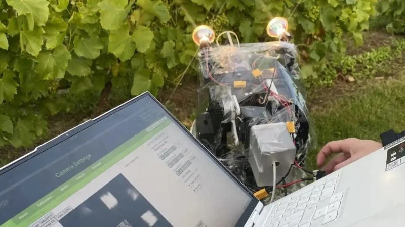 Capra Robotics Aps og Syddansk Universitet arbejder på at udvikle en fuldautomatisk robot med et indbygget hyperspektralt billeddannelsessystem, som kan køre på markerne og analysere afgrøder både i lys og mørke. Foto: Capra Rototics