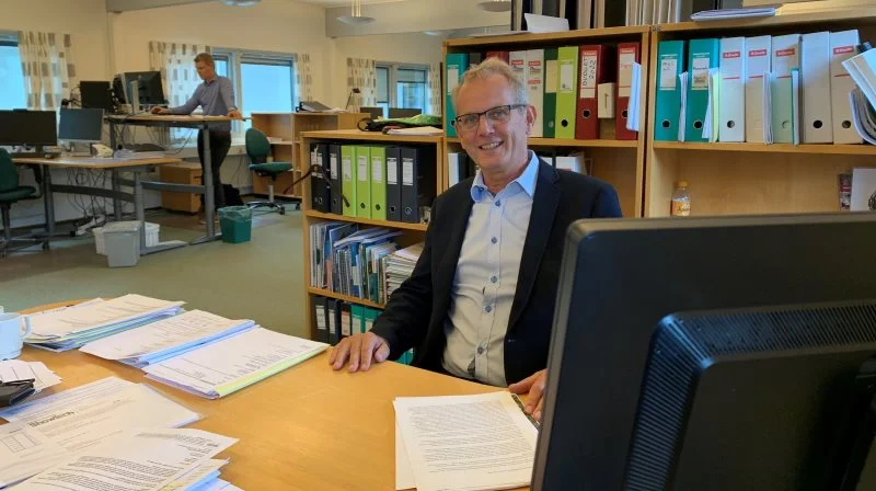 Niels Peter Ravnsborg har – i modsætning til de fleste direktører – ikke sit eget fine kontor. Han sidder således i et åbent kontormiljø, hvor han har en bedre føling med tingene. Foto: Jesper Hallgren