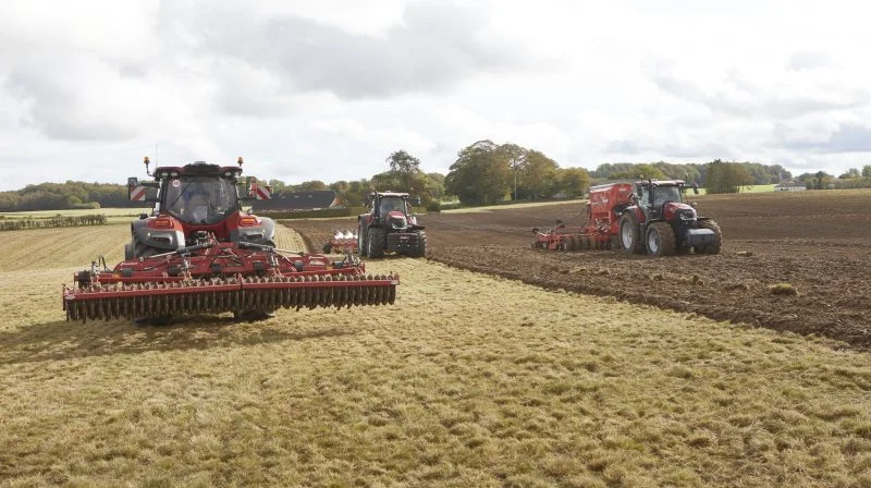 Case IH traktorer med redskaber fra de fynske forhandlere, Flemløse Maskinforretning og Kædeby Maskinforretning, blev demonstreret i frøgræsmarken ved det store arrangement forrige fredag på Sandager Skovgård. Fotos: Erik Hansen