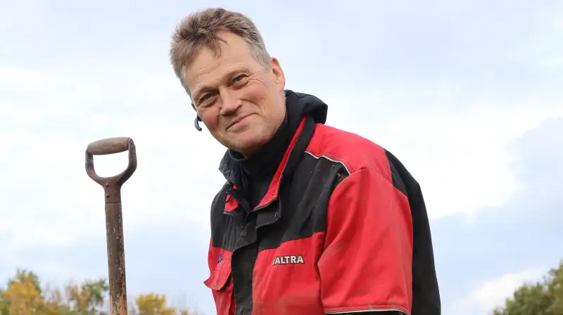Mælkeproducent Kaare Larsen har drevet sit kvægbrug pløjefrit siden 2010 og efter principperne i conservation agriculture siden 2020. Nu kan du møde ham på Kimbrerskuet. Fotos: FRDK