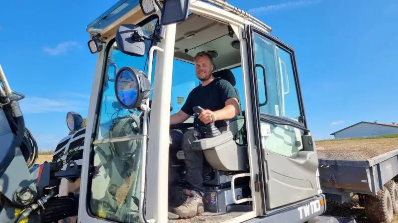 Tobias Ploug, Plougs Entreprise, i en af de to hjulgravere, som virksomheden blandt andet bruger til at udføre opgaver for landbruget. Fotos: Anders Lei