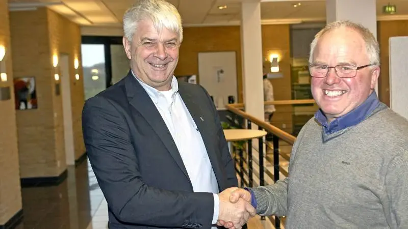 Trods sin travle kalender var Thor Gunnar Kofoed traditionen tro indleder ved den fynske frødag. Den nu forhenværende formand for Landbrug & Fødevarers Frøsektion bydes her velkommen af formanden for Frøavlerne på Fyn og Langeland, Knud Rabølle Knudsen, Rudkøbing.