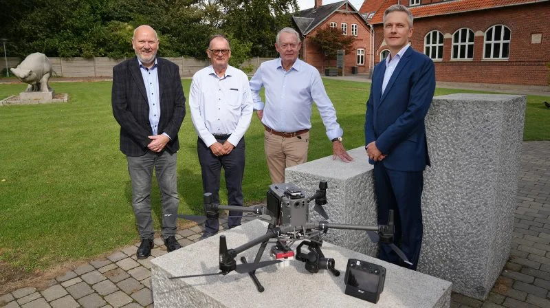 Fra venstre forstander på Dalum Landbrugsskole, Jens Munk Kruse, Ejnar Larsen, medlem af fondens bestyrelse, Niels Dideriksen, hvis forældre stiftede Else og Børge Dideriksens Fond samt advokat Morten Elbrønd med skolens ny drone. Pressefoto