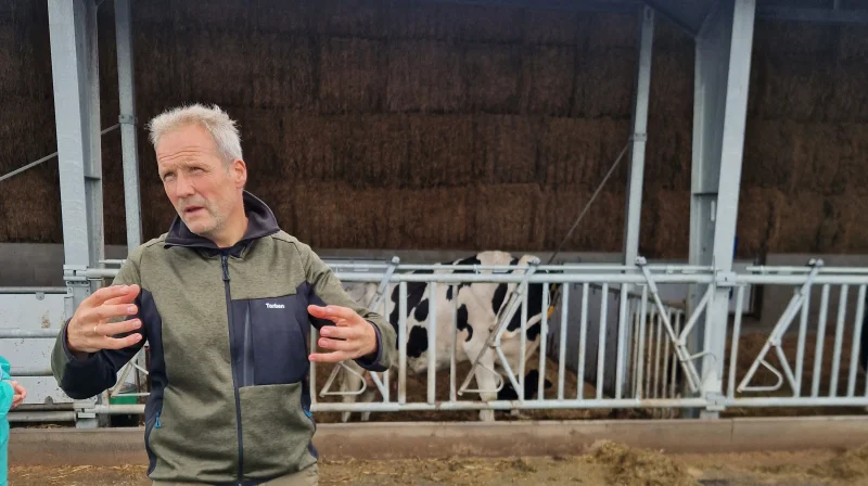 Det kan godt være, når vi pløjer, at vi lige skal trække en meter til halvanden væk fra træstammen og give plads til de vilde dyr og insekter derude, fortæller Torben Sønderby, gårdejer på Klink, der er innovationsgård under Arla, ved et arrangement forleden. Fotos: Henning K. Andersen