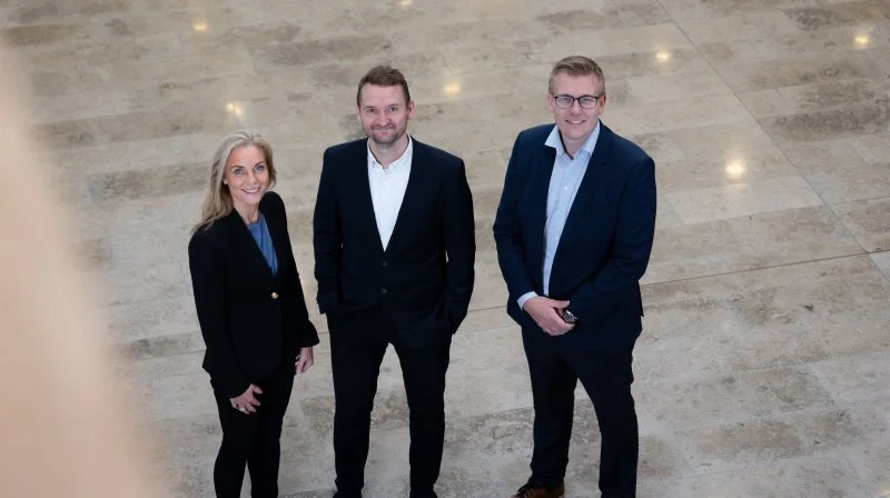 På billedet ses fra venstre Marie-Louise Moltke-Leth, Peter Krabbe og Christopher Bühl Nielsen. Foto: PR