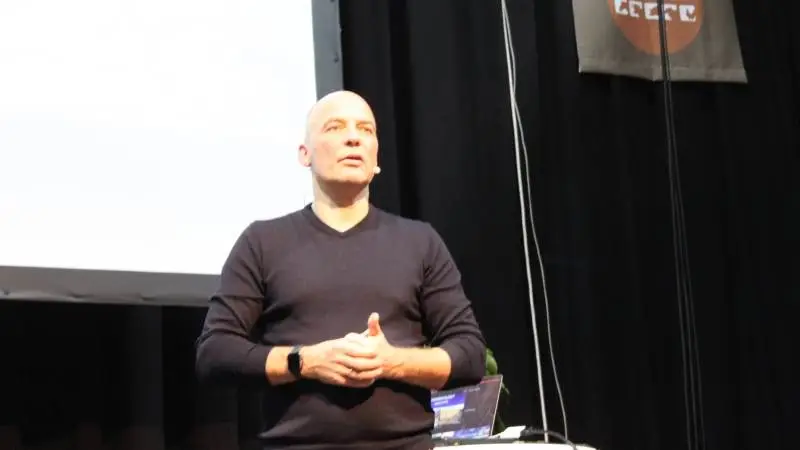I sit indlæg på konferencescenen på NutriFair oplyste Peter Tanev fra TV2 Vejret, at temperaturen er steget forholdsvist mere i Danmark end den globale gennemsnitsstigning på 1,0 grad. Det har særlige konsekvenser for dansk landbrug. Foto: Jørgen P. Jensen