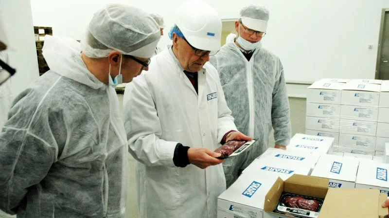 Skare Meat Packers blev erklæret konkurs i februar 2023, og Kurt Skare (i midten) har stiftet virksomheden og bestred posten som adm. direktør frem til konkursen. Arkivfoto: John Ankersen