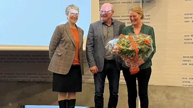 Familielandbruget Initiativpris er gået til Pia Hjort og Flemming Bang Andersen, Naturbruget Tranum, for deres bæredygtige projekt med familien i centrum. Prisen blev overrakt af formanden for Familielandbruget, Lone Andersen (t.v.). Foto: NF Plus
.Indstillingen fra nf plus begrundes med, at parret er et lysende eksempel, at det med gåpåmod, godt håndværk og flid er muligt for et mindre landbrug, at drive et miljømæssigt og økonomisk bæredygtigt projekt med familien i centrum.