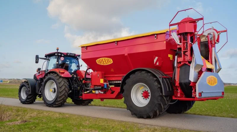 Den nye Bredal K110XESC kalk- og gødningsspreder med store hjul, som kan køre i plejesporene under spredning af kalk, får Agritechnica-præmiere. Foto: Bredal