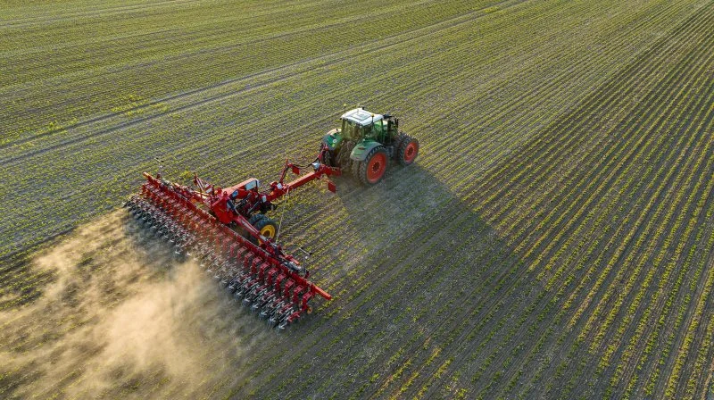 Väderstad viser på Agritechnica for første gang radrenser-serien Extract frem i deres karakteristiske røde, sorte og gule farver. Fotos: Väderstad