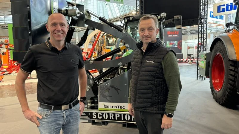 På Agritechnica-udstillingen lancerer GreenTec to helt nye armklippere, Scorpion 530 og 630, med en rækkevidde på henholdsvis 5,3 og 6,3 meter. På billedet ses salgs- og marketingchef og medejer Kim Brodersen (tv) og salgschef Johannes Petersen, begge fra GreenTec i Kolding. Foto: Per Jørgensen