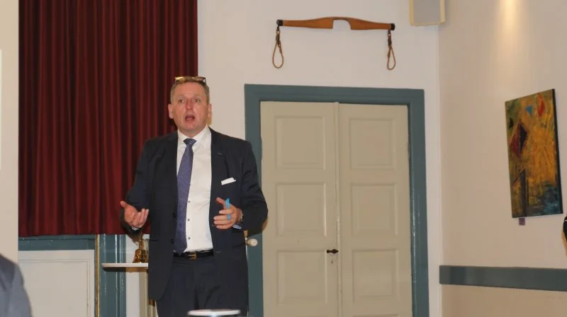 Det er i Vig Forsamlingshus, at Anders Mortensen, formand for Odsherreds Landboforening, onsdag den 22. november skal motivere for en fusion med Sjællandske Familielandbrug. Foto: Jesper Hallgren