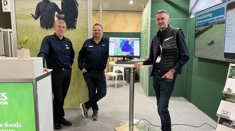Seges Innovation præsenterer ud over CropManager også FarmTracking på Agritechnica - fra venstre er det Carl Aggerbo, Hans Frederik Thams og Peter Bisgaard Nikolajsen, der står klar til at tage imod. Foto: Kasper Stougård