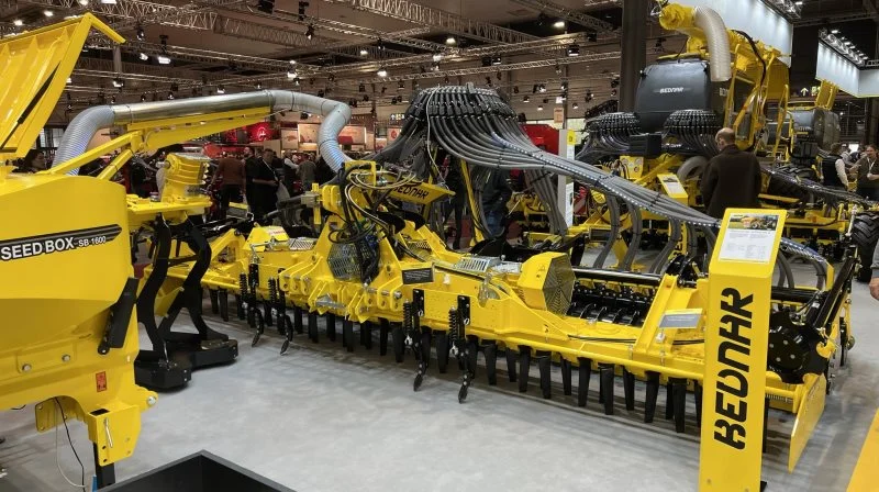 Bednar Katara er udstillet på Agritechnica med en Seed Box 1600-fronttank, til det danske marked ser Carl-Johan Hjerpsted dog den todelte Seed Box 2200 som det oplagte valg. Fotos: Kasper Stougård
