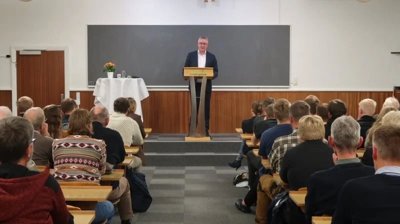 - Vi skal ikke løse klimaproblemerne ved at sende koen til Flensborg, sagde fødevareminister Jacob Jensen. Foto: Karsten Himmelstrup