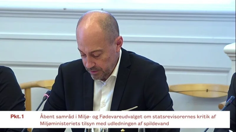 Ved et samråd onsdag bøjede miljøminister Magnus Heunicke (S) nakken og gav statsrevisorerne helt ret i deres kritik af for ringe tilsyn med udledning af urenset spildevand. Foto: Folketingets TV