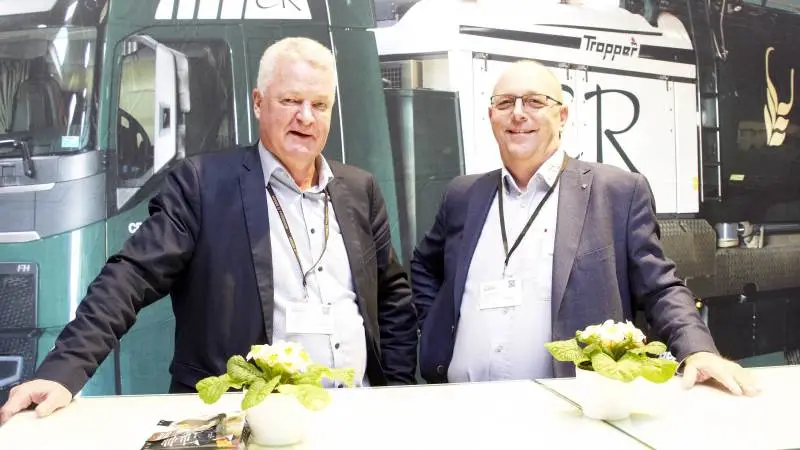 Som noget nyt tilbyder CR Foderservice at blande kalve- og kvægfoder direkte hos landmanden. Her ses salgschef Steen L. Aaen (tv) og produktkonsulent Jens Petersen.