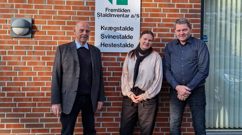 Fremtiden Staldinventar har for et halvt år siden ansat Peter Bech (th.) som salgschef med fokus på kvæg og gris. Tanken er, at han med tiden skal overtage Kaj Jacobsens (th.) andel af virksomheden. Kaj Jacobsen var med til at starte firmaet for over 30 år siden og ejer det i dag sammen med fabrikschef Jeannette Skjødsholm.