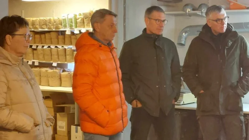 I sidste uge var der årsmøde i netværksgruppen »Økologi – tæt på«. Mødet blev holdt på Økomølleriet Kragegaarden nordøst for Ringe. Til trods for vinterens første landsdækkende fynske sne, var næsten alle 35 tilmeldte mødt op. Fotos: Henriette Lemvig