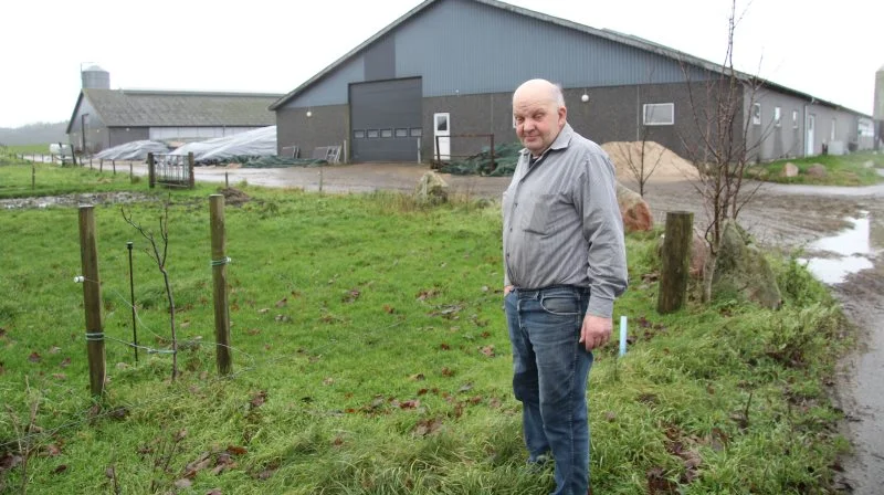 Søren Herman Bertelsen har forsøgt at fremtidssikre familiens ejendom ved at flytte den udenfor byen. Men nu vil kommunen ekspropriere den mark, der ligger mellem byen og kostalden, hvormed det er slut med gårdens fremtidssikring. Fotos: Anne Wolfenberg