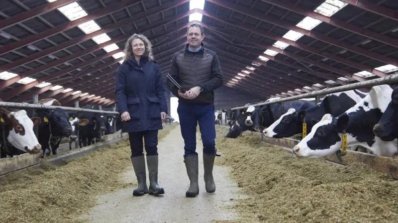 Landbrugsmarkedet 2024 tegner positivt spår Mogens Olesen Damm fra Ejendomsmæglerfirmaet John Frandsen. Kort før jul fik han endnu en spiller med på holdet, nemlig den tidligere håndboldspiller Katrine Fruelund. Foto: Tenna Bang