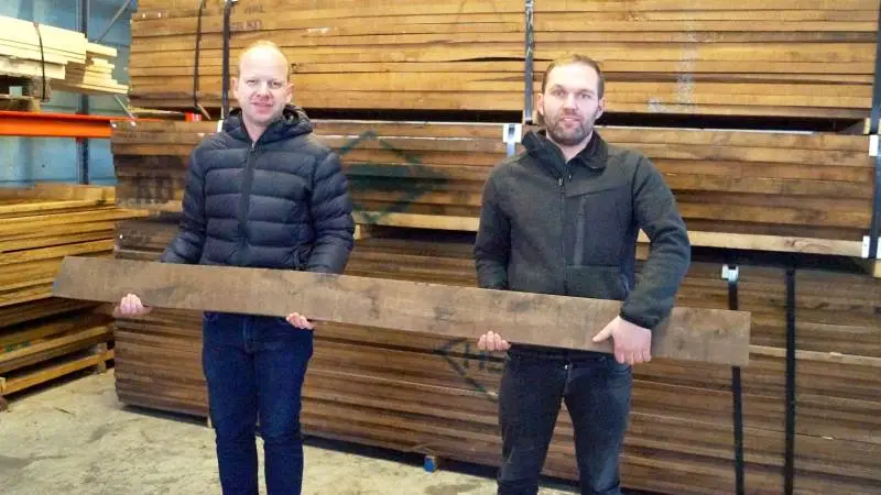 Michael Andersen (til venstre) og Stefan Jensen, der her ses med en planke af amerikansk valnød, overtog HårdttræTrælasten i september 2018.