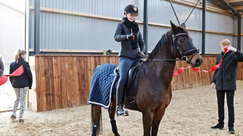 Snoren til en ny ridehal klippes naturligvis fra hesteryg, som Ida Lone Jensen gjorde ved den officielle indvielse af ridehal nummer to på Ladelund Efterskole.