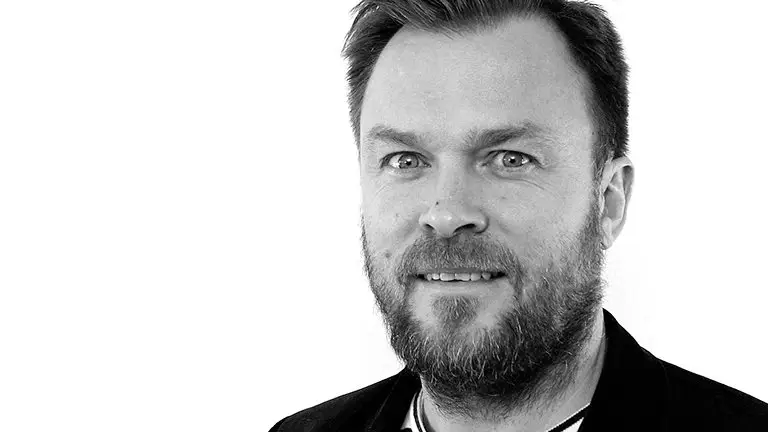 Landbrug & Fødevarers formand Martin Merrild er erklæret blå. Men han er alligevel oppe i det røde felt over DR.