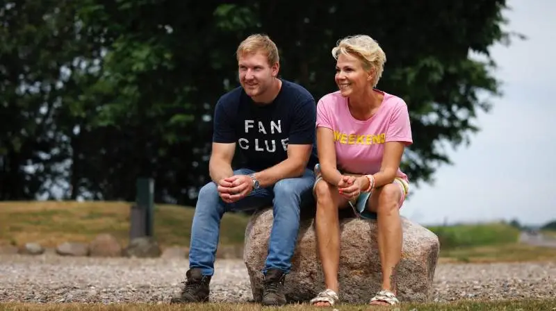 Populære Lene Beier har gennem tiderne ført flere landmænd mod kærligheden. Her ses hun sammen med en af sidste års deltagere, Carsten Gammeltoft. Foto: Blu