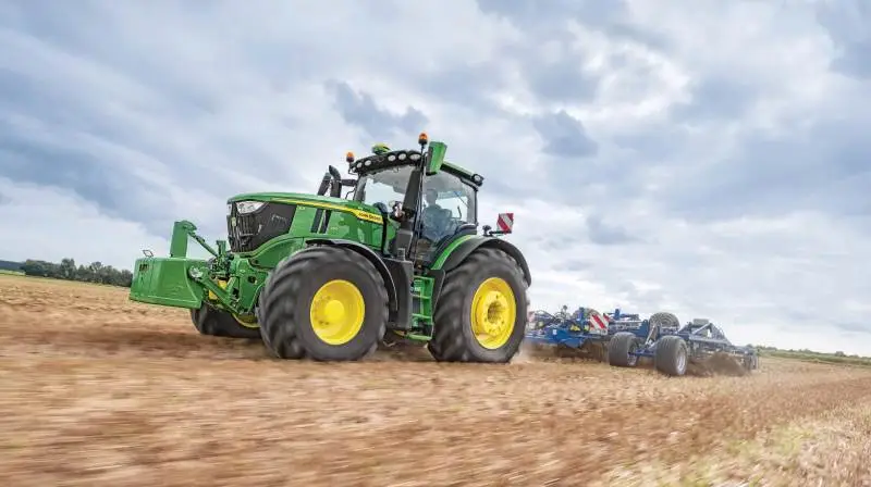 For tredje år i træk placerer John Deere sig øverst på podiet som Danmarks mest solgte traktormærke. Imponerende 421 nyregistrerede traktorenheder i 2023, hvilket svarer til en markedsandel på 26 procent ud af et totalmarked på 1.622 i segmentet over 40 hestekræfter. Alene John Deere 6R 250 er registreret 101 gange og er klart Danmarks mest solgte traktormodel. Arkivfoto