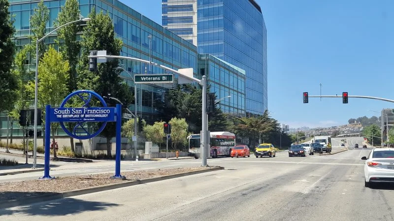 Firmaet Plenty ligger i bydelen South San Francisco, som på blå skilte kalder sig The Birthplace of Biotechnologi – altså i dette område er bioteknologi født.