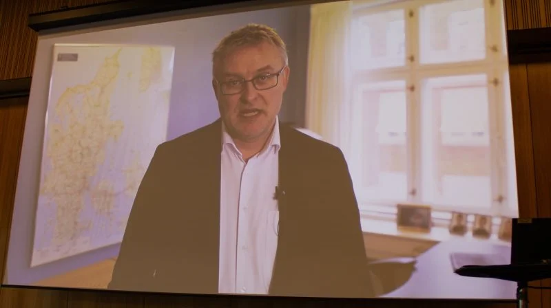 Fødevareminister Jacob Jensen (V) skulle have besøgt fjerkrækongressen forleden. Tilhørerne måtte dog nøjes med en videohilsen, idet ministeren var på erhvervsfremstød i Polen med hans majestæt kong Frederik X.
