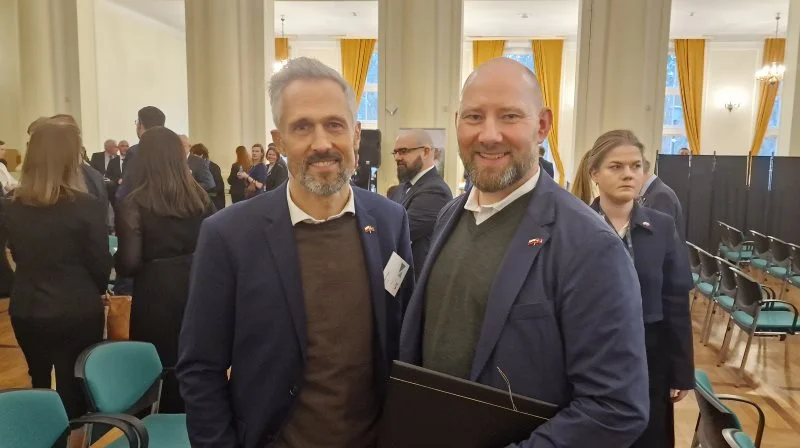 - Vildt er det, at vi som en ret nystartet virksomhed står på dette royale besøg og netop har underskrevet en samarbejdsaftale med det store universitet i Warszawa, som svarer til vores Foulum, siger CEO Frank Wennerberg (th.) og CCO Martin Rindom (tv.), GreenFarm.