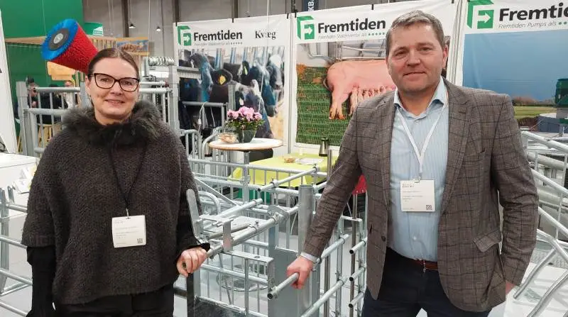 Jeanette Skjødsholm, fabrikschef, og Peter Bech, salgschef kunne på årets NutriFair-messe i Fredericia præsentere både nyheder samt de kendte inventar-løsninger fra Fremtiden Staldinventar A/S. Foto. John Ankersen
