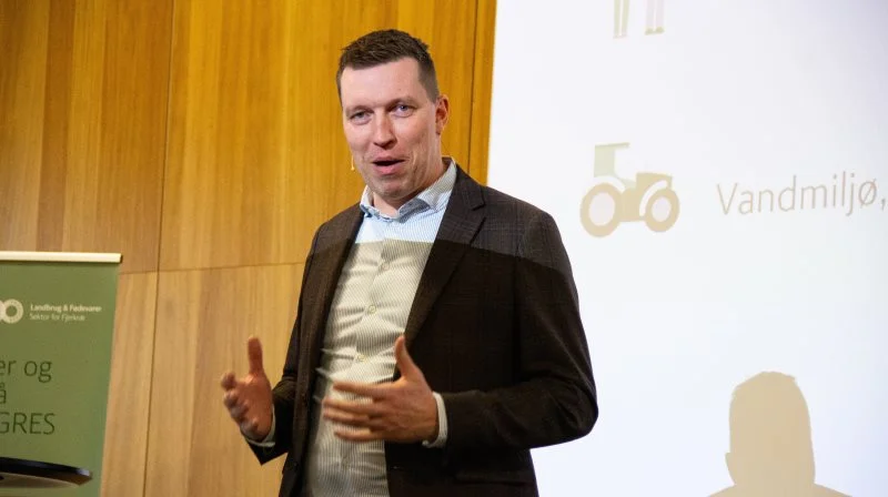 Formand for Landbrug & Fødevarer, Søren Søndergaard, gav en meget levende indføring i arbejdet i de grønne trepartsforhandlinger, da han fortalte om arbejdet i »maskinrummet« under fjerkrækongressen for nylig. Foto: Anne Wolfenberg