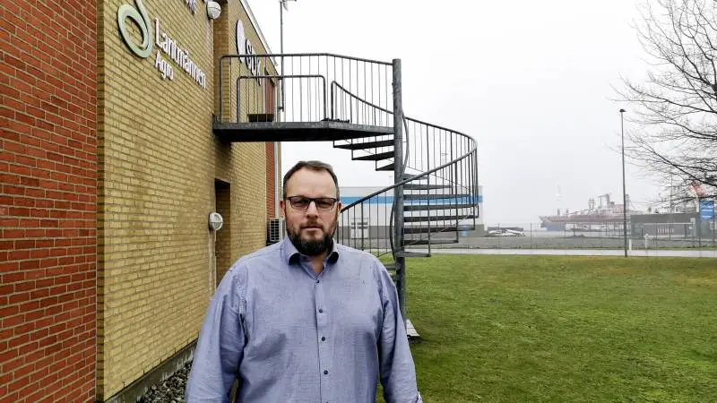 - Prisen på gødning følger kornprisens udsving, har nu sidste efteråret ligget ganske stabil på lige under 200 kroner pr. 100 kg for traditionel NS-gødning, leveret i bigbags, fortæller direktør Thomas Lundgren, her foran hovedkontoret hos Lantmännen Agro A/S på havnen i Nyborg.